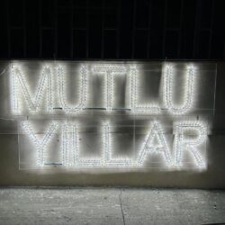 Led ışıklı mutlu yıllar yazısı
